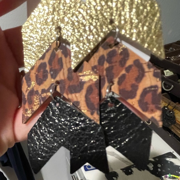 Leopard 🐆 Gold Lightweight Earrings - New - Picture 3 of 5